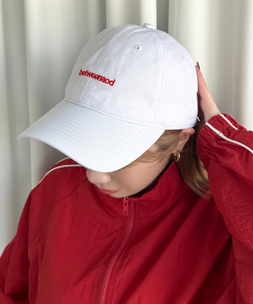 apres jour mignon（アプレジュールミニョン）の「【apresjour mignon×ARIAZ】カラーロゴキャップ（キャップ・レディース・ブラック/アイボリー/ブラック系その他/オフホワイト/ネイビー/グリーン/レッド・ONESIZE）」の2枚目の写真