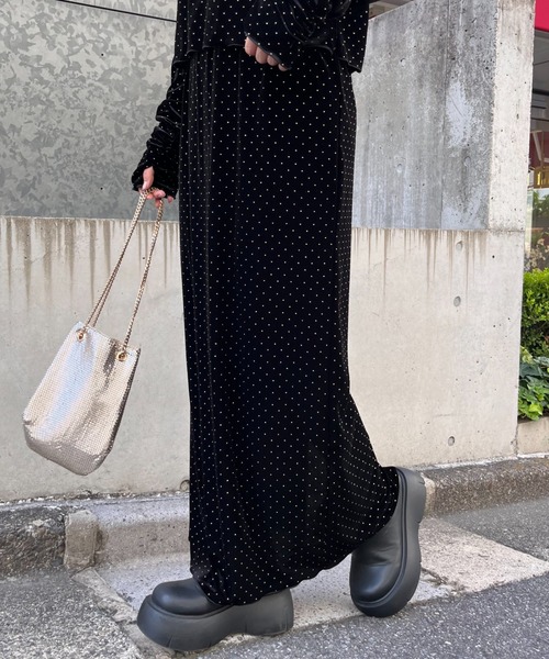 WILLOW（ウィロー）の「【WILLOW】ベロアスタッズスカート（スカート・レディース・ブラック/ベージュ・ONE SIZE）」の2枚目の写真