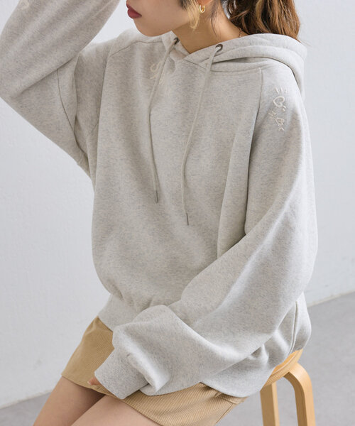 w closet（ダブルクローゼット）の「落書きロゴ刺繍BIGフーディ（パーカー・レディース・ブラウン/ライトグレー/アイボリー・FREE）」の6枚目の写真