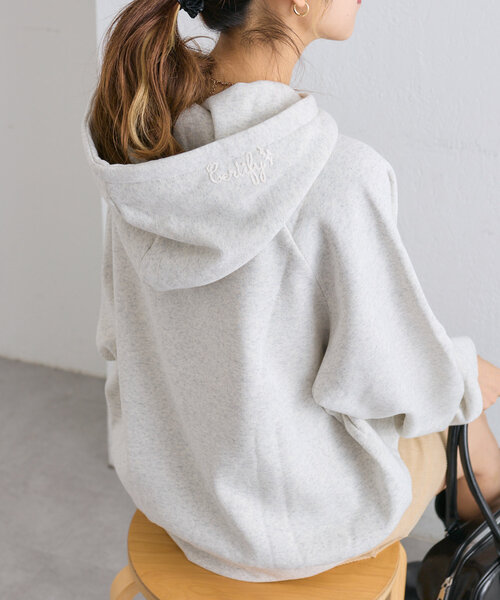 w closet（ダブルクローゼット）の「落書きロゴ刺繍BIGフーディ（パーカー・レディース・ブラウン/ライトグレー/アイボリー・FREE）」の7枚目の写真