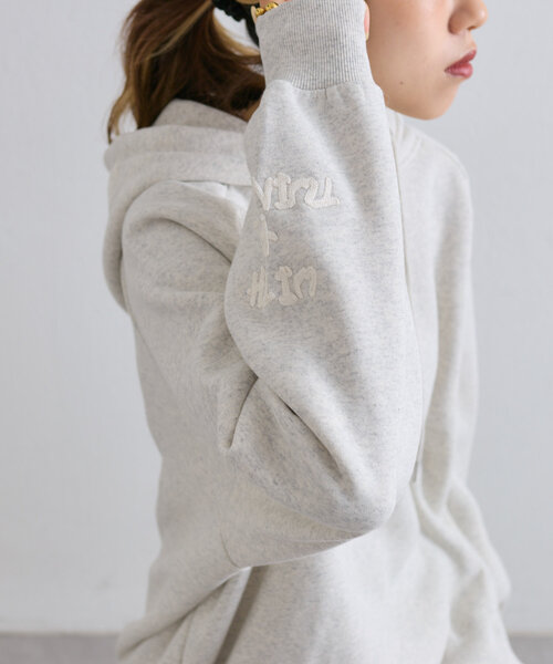 w closet（ダブルクローゼット）の「落書きロゴ刺繍BIGフーディ（パーカー・レディース・ブラウン/ライトグレー/アイボリー・FREE）」の17枚目の写真