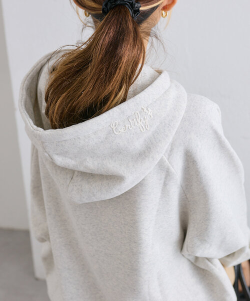 w closet（ダブルクローゼット）の「落書きロゴ刺繍BIGフーディ（パーカー・レディース・ブラウン/ライトグレー/アイボリー・FREE）」の19枚目の写真