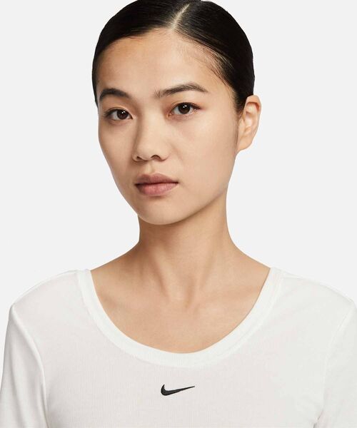 NIKE(ナイキ)の「ナイキ スポーツウェア チル ニット ウィメンズ タイト スクープバック ショートスリーブ ミニリブ トップ / Nike Sportswear Chill Knit Women's Tight Scoop-Back Short-Sleeve Mini-Rib Top FN3665-133 Sail(Tシャツ/カットソー・レディース・クリーム・S/M/L/2XL/XL/XS)」の4枚目の写真