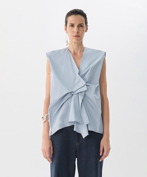JNBY（ジェーエヌビーワイ）の「Asym Tuck Shirt / タックノースリーブブラウス（シャツ/ブラウス・レディース・ブラウン/ブルー/ホワイト・40/38/36）」の3枚目の写真