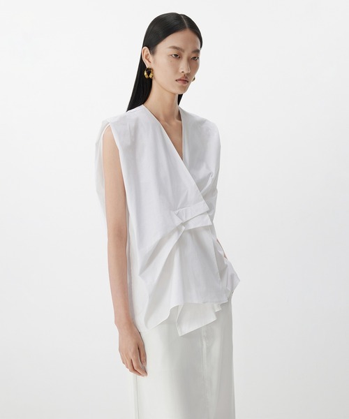 JNBY（ジェーエヌビーワイ）の「Asym Tuck Shirt / タックノースリーブブラウス（シャツ/ブラウス・レディース・ブラウン/ブルー/ホワイト・40/38/36）」の4枚目の写真