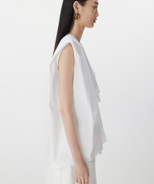 JNBY（ジェーエヌビーワイ）の「Asym Tuck Shirt / タックノースリーブブラウス（シャツ/ブラウス・レディース・ブラウン/ブルー/ホワイト・40/38/36）」の5枚目の写真