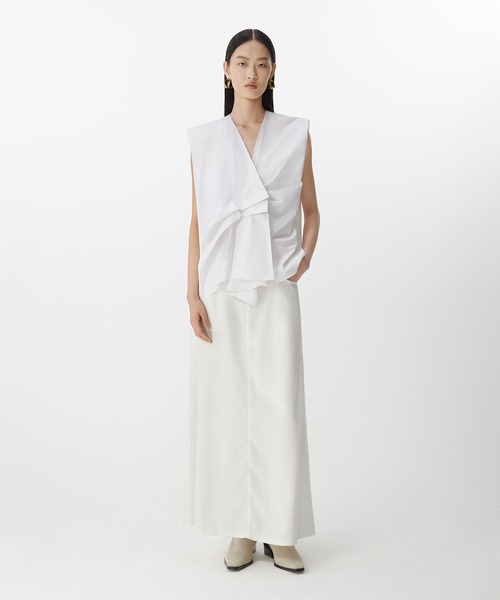 JNBY（ジェーエヌビーワイ）の「Asym Tuck Shirt / タックノースリーブブラウス（シャツ/ブラウス・レディース・ブラウン/ブルー/ホワイト・40/38/36）」の7枚目の写真