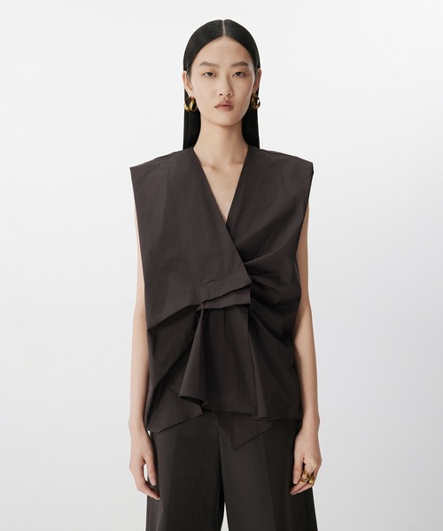 JNBY（ジェーエヌビーワイ）の「Asym Tuck Shirt / タックノースリーブブラウス（シャツ/ブラウス・レディース・ブラウン/ブルー/ホワイト・40/38/36）」の13枚目の写真
