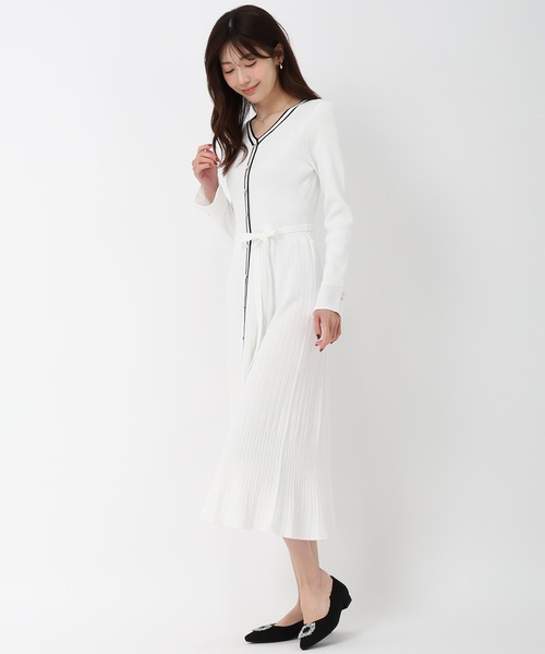 MISCH MASCH(ミッシュマッシュ)の「カフス袖Vネックニットワンピース(ワンピース・レディース・ブルー/ホワイト/ネイビー・フリ-)」の9枚目の写真
