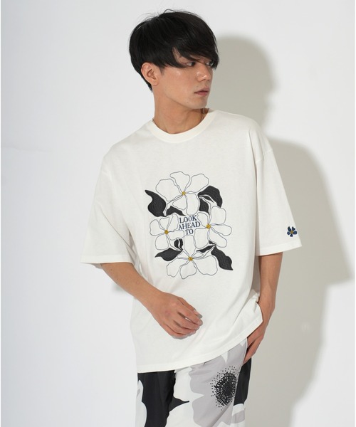 ATELANE（アテレーン）の「ATELANE/アテレーン アニマル フラワー JAPAN バックプリント ワンポイント　刺繍　クルーネック Tシャツ（Tシャツ/カットソー・メンズ・ホワイト系/グレー/ベージュ/ブラック/ブラック系/ホワイト系1/サックスブルー系/ブラック系1/ホワイト・LARGE/MEDIUM）」の2枚目の写真