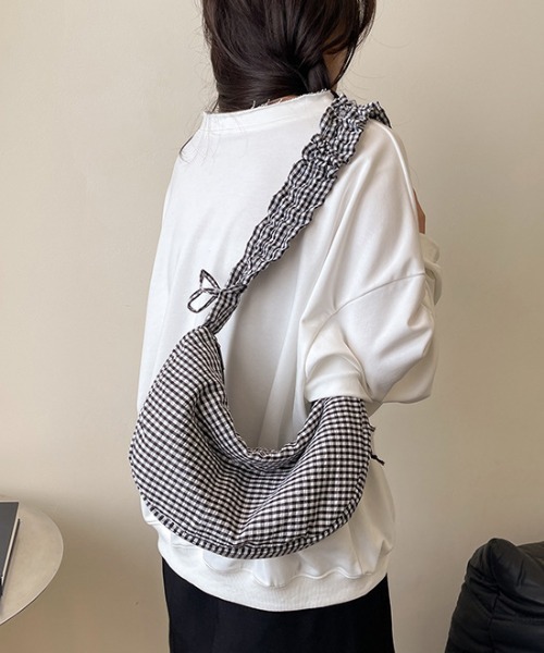 Mejoul(メジュール)の「ギンガムギャザー三日月ショルダーバッグ(ショルダーバッグ・レディース・ブラック/ブルー/パープル/ベージュ/ピンク・F)」の6枚目の写真