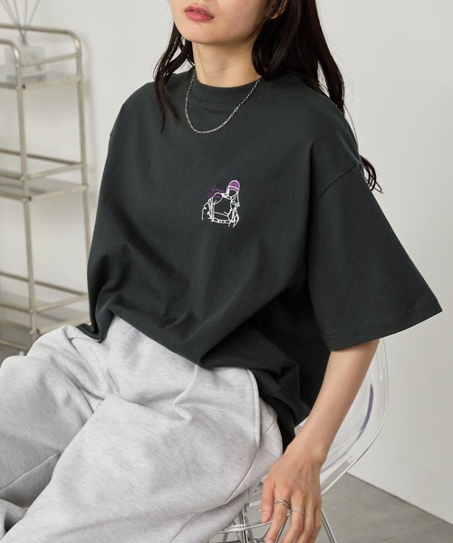 MONO-MART(モノマート)の「ワンポイントデザイン刺繍 アソート オーバーサイズ半袖Tシャツ(Tシャツ/カットソー・レディース・ダークネイビー/ホワイト系1/ホワイト系2/ブラック系2/グレイッシュベージュ/スミクロ/オフホワイト/ブラック・M/L)」の6枚目の写真