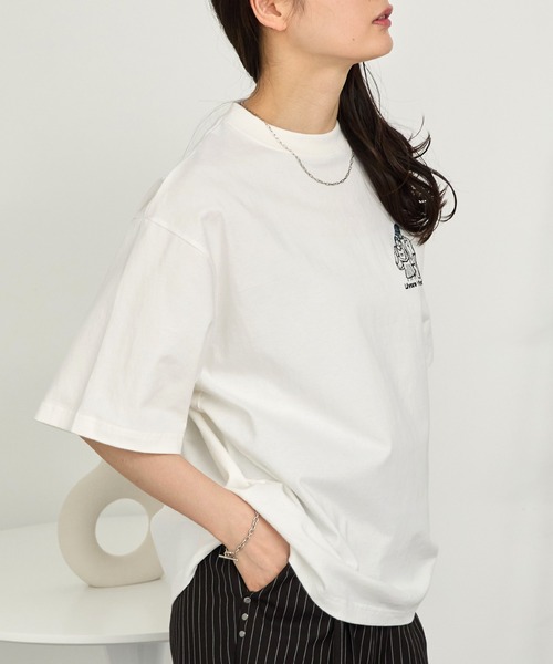 MONO-MART(モノマート)の「ワンポイントデザイン刺繍 アソート オーバーサイズ半袖Tシャツ(Tシャツ/カットソー・レディース・ダークネイビー/ホワイト系1/ホワイト系2/ブラック系2/グレイッシュベージュ/スミクロ/オフホワイト/ブラック・M/L)」の21枚目の写真