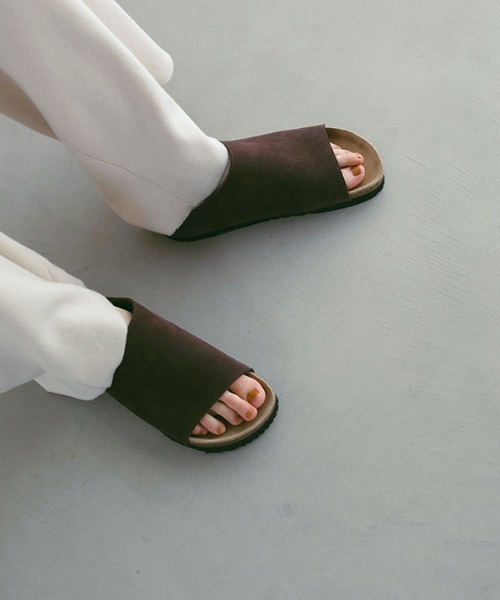 ETRE TOKYO(エトレトウキョウ)の「スウェードフットベッドサンダル(サンダル・レディース・ライトベージュ/ブラウン/ベージュ・37/36/38)」の2枚目の写真