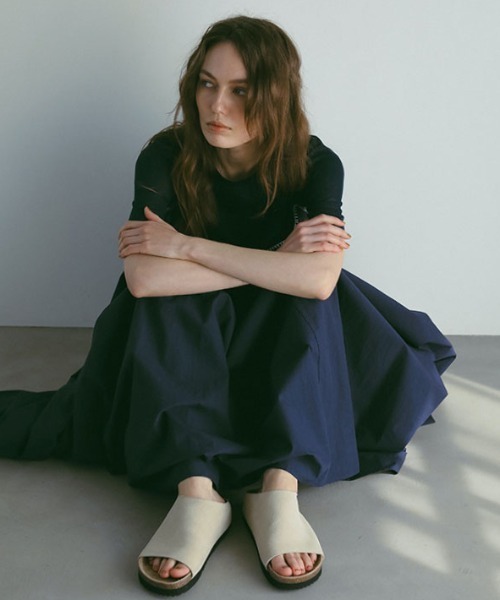 ETRE TOKYO(エトレトウキョウ)の「スウェードフットベッドサンダル(サンダル・レディース・ライトベージュ/ブラウン/ベージュ・37/36/38)」の1枚目の写真