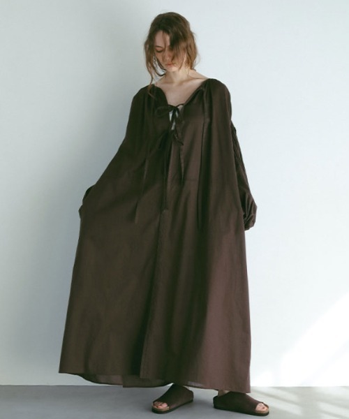 ETRE TOKYO(エトレトウキョウ)の「スウェードフットベッドサンダル(サンダル・レディース・ライトベージュ/ブラウン/ベージュ・37/36/38)」の6枚目の写真