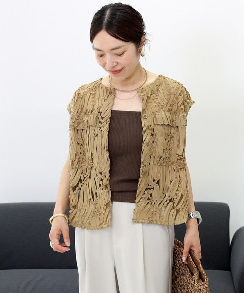Aletta vita(アレッタビータ)の「刺繍チュールレースノーカラーベスト(ベスト・レディース・アイボリー/ブラック/ベージュ・FREE)」の7枚目の写真