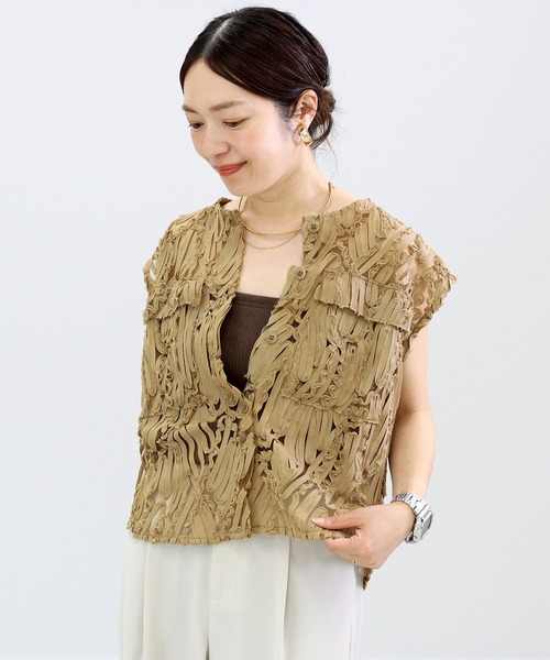 Aletta vita(アレッタビータ)の「刺繍チュールレースノーカラーベスト(ベスト・レディース・アイボリー/ブラック/ベージュ・FREE)」の11枚目の写真