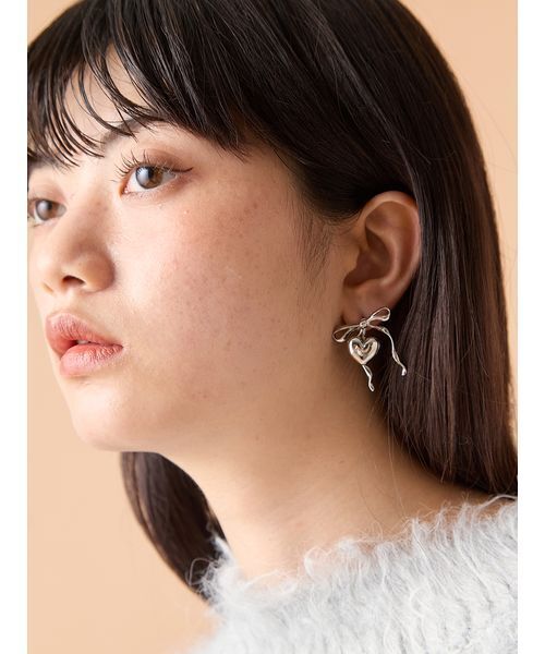 LILY BROWN（リリーブラウン）の「ハートリボンピアス（ピアス（両耳用）・レディース・ゴールド/シルバー・F）」の2枚目の写真