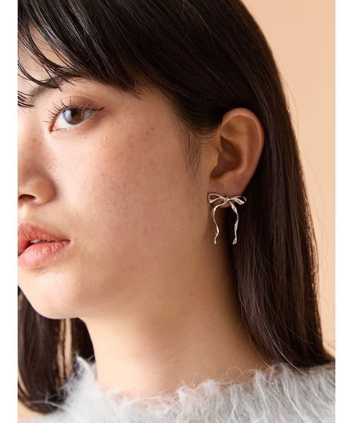 LILY BROWN（リリーブラウン）の「ハートリボンピアス（ピアス（両耳用）・レディース・ゴールド/シルバー・F）」の3枚目の写真