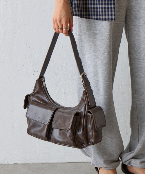 COLONY 2139(コロニートゥーワンスリーナイン)の「ヴィンテージ合皮マルチポケットショルダーバッグ(ショルダーバッグ・レディース・ブラック/ブラウン・FREE)」の2枚目の写真