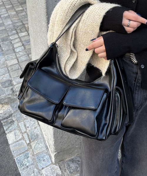 COLONY 2139(コロニートゥーワンスリーナイン)の「ヴィンテージ合皮マルチポケットショルダーバッグ(ショルダーバッグ・レディース・ブラック/ブラウン・FREE)」の1枚目の写真