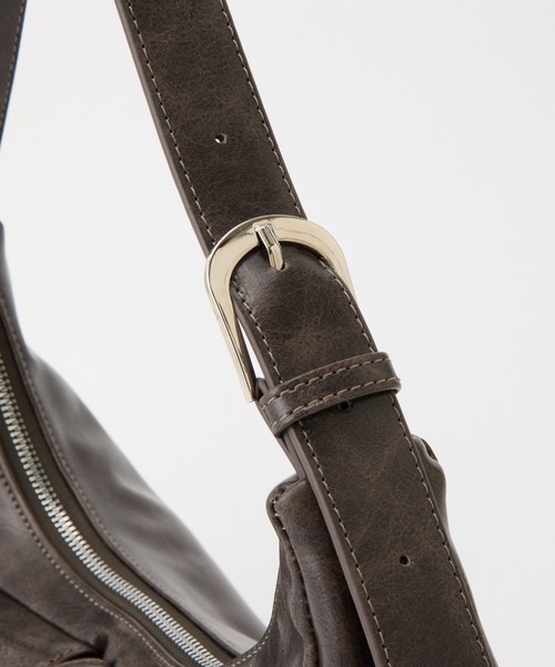 COLONY 2139(コロニートゥーワンスリーナイン)の「ヴィンテージ合皮マルチポケットショルダーバッグ(ショルダーバッグ・レディース・ブラック/ブラウン・FREE)」の6枚目の写真