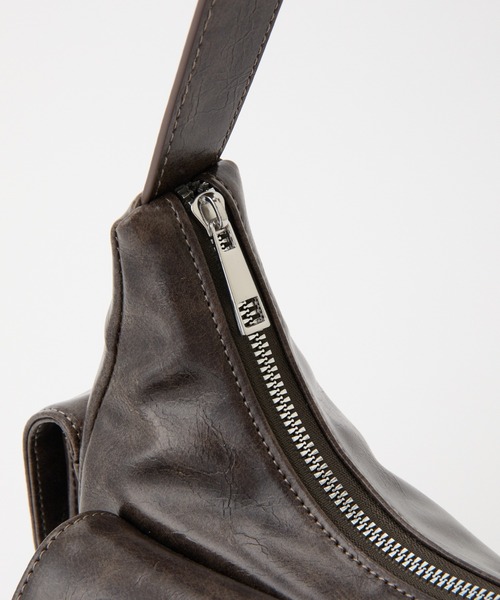 COLONY 2139(コロニートゥーワンスリーナイン)の「ヴィンテージ合皮マルチポケットショルダーバッグ(ショルダーバッグ・レディース・ブラック/ブラウン・FREE)」の7枚目の写真