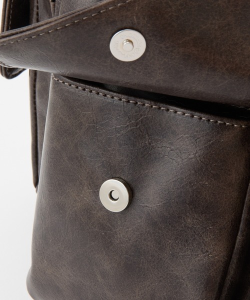 COLONY 2139(コロニートゥーワンスリーナイン)の「ヴィンテージ合皮マルチポケットショルダーバッグ(ショルダーバッグ・レディース・ブラック/ブラウン・FREE)」の9枚目の写真