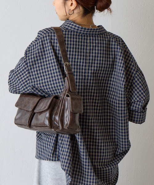 COLONY 2139(コロニートゥーワンスリーナイン)の「ヴィンテージ合皮マルチポケットショルダーバッグ(ショルダーバッグ・レディース・ブラック/ブラウン・FREE)」の21枚目の写真