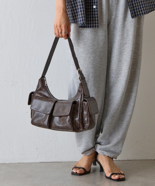 COLONY 2139(コロニートゥーワンスリーナイン)の「ヴィンテージ合皮マルチポケットショルダーバッグ(ショルダーバッグ・レディース・ブラック/ブラウン・FREE)」の22枚目の写真