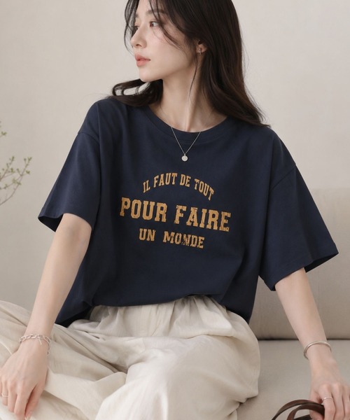 Mac-House(マックハウス)の「Idnes POUR FAIRE ロゴプリントTシャツ(Tシャツ/カットソー・レディース・オフホワイト/ネイビー/キャメル・M)」の2枚目の写真