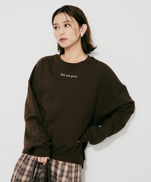 UNTITLED(アンタイトル)の「【CHIGNON】別注ロゴスウェット(スウェット・レディース・ダークブラウン/ベージュ/ボルドー・02)」の5枚目の写真