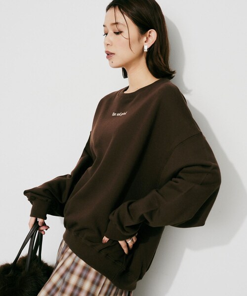UNTITLED(アンタイトル)の「【CHIGNON】別注ロゴスウェット(スウェット・レディース・ダークブラウン/ベージュ/ボルドー・02)」の6枚目の写真