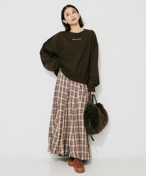 UNTITLED(アンタイトル)の「【CHIGNON】別注ロゴスウェット(スウェット・レディース・ダークブラウン/ベージュ/ボルドー・02)」の7枚目の写真