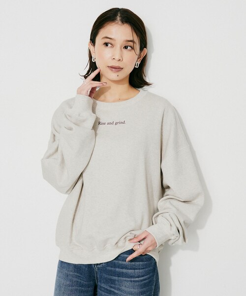 UNTITLED(アンタイトル)の「【CHIGNON】別注ロゴスウェット(スウェット・レディース・ダークブラウン/ベージュ/ボルドー・02)」の13枚目の写真