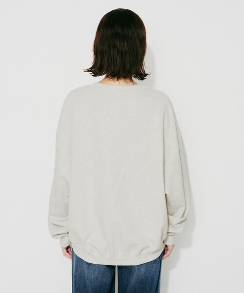 UNTITLED(アンタイトル)の「【CHIGNON】別注ロゴスウェット(スウェット・レディース・ダークブラウン/ベージュ/ボルドー・02)」の19枚目の写真
