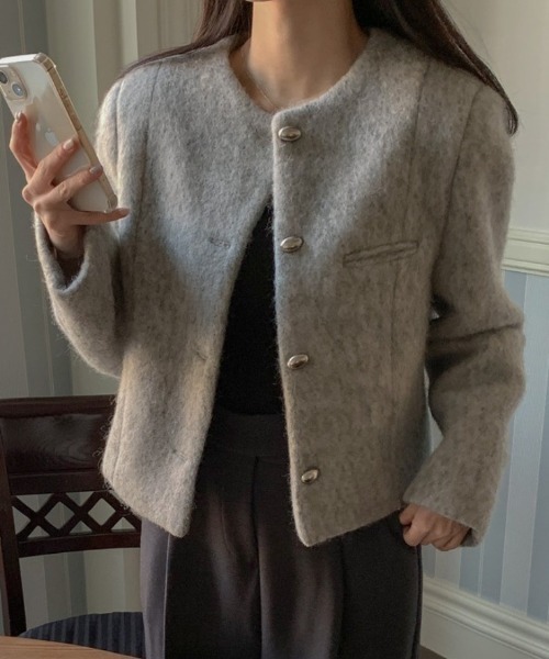 FREE STYLISTS(フリー スタイリスト)の「YUGA_YGMC Wool-like cropped jacket(ノーカラージャケット・レディース・オフホワイト/グレー・FREE)」の1枚目の写真