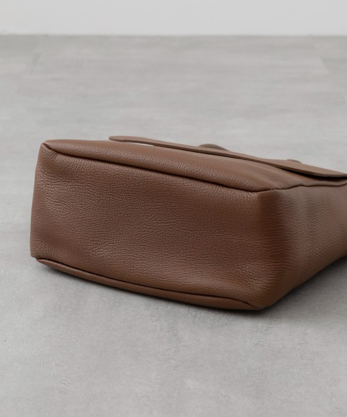 YOUNG&OLSEN The DRYGOODS STORE（ヤングアンドオルセン）の「【YOUNG&OLSEN】EMBOSSED LEATHER DELUXE TOTE S（トートバッグ・レディース・ブラウン/ブラック/ベージュ・FREE）」の6枚目の写真