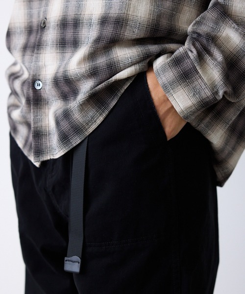 ROOPTOKYO(ループトウキョウ)の「ウェビングベルト付き テーパード ブラックチノパンツ(チノパンツ・メンズ・ブラック・M/L/XL)」の4枚目の写真