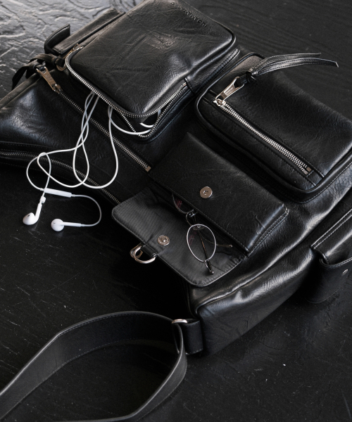 IUGAMAKARAS（イウガマカラス）の「Multi Pocket Leather Bag (Black)（ショルダーバッグ・レディース・その他・FREE）」の2枚目の写真