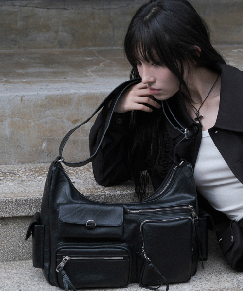 IUGAMAKARAS（イウガマカラス）の「Multi Pocket Leather Bag (Black)（ショルダーバッグ・レディース・その他・FREE）」の4枚目の写真
