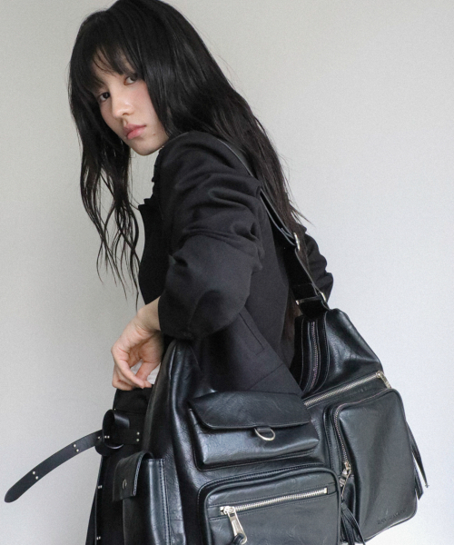 IUGAMAKARAS（イウガマカラス）の「Multi Pocket Leather Bag (Black)（ショルダーバッグ・レディース・その他・FREE）」の6枚目の写真