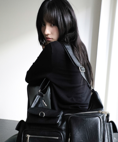 IUGAMAKARAS（イウガマカラス）の「Multi Pocket Leather Bag (Black)（ショルダーバッグ・レディース・その他・FREE）」の8枚目の写真
