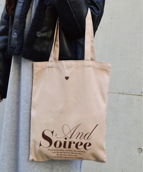 &soiree(アンドソワレ)の「【&soiree】メッセージロゴプリントトート(CP)(トートバッグ・レディース・ブラウン/ベージュ/ネイビー/アイボリー/グレー・FREE)」の4枚目の写真