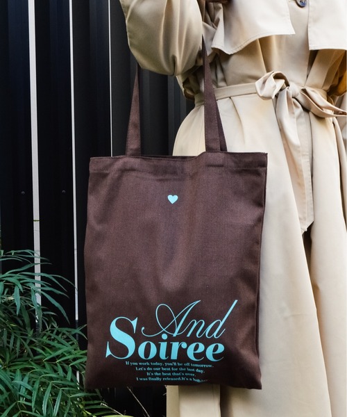 &soiree(アンドソワレ)の「【&soiree】メッセージロゴプリントトート(CP)(トートバッグ・レディース・ブラウン/ベージュ/ネイビー/アイボリー/グレー・FREE)」の3枚目の写真