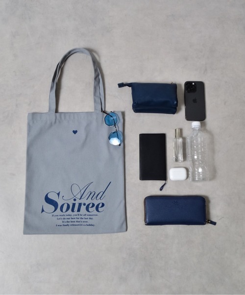 &soiree(アンドソワレ)の「【&soiree】メッセージロゴプリントトート(CP)(トートバッグ・レディース・ブラウン/ベージュ/ネイビー/アイボリー/グレー・FREE)」の6枚目の写真