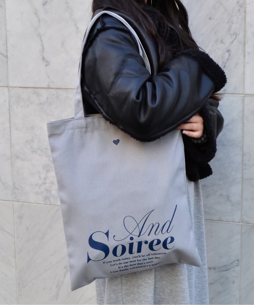 &soiree(アンドソワレ)の「【&soiree】メッセージロゴプリントトート(CP)(トートバッグ・レディース・ブラウン/ベージュ/ネイビー/アイボリー/グレー・FREE)」の8枚目の写真