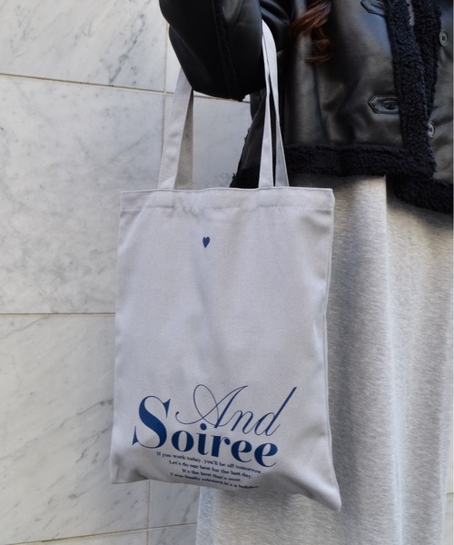 &soiree(アンドソワレ)の「【&soiree】メッセージロゴプリントトート(CP)(トートバッグ・レディース・ブラウン/ベージュ/ネイビー/アイボリー/グレー・FREE)」の9枚目の写真