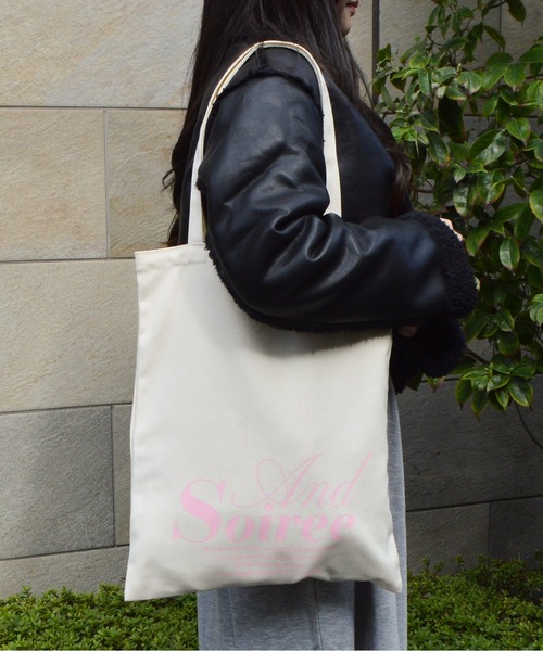 &soiree(アンドソワレ)の「【&soiree】メッセージロゴプリントトート(CP)(トートバッグ・レディース・ブラウン/ベージュ/ネイビー/アイボリー/グレー・FREE)」の14枚目の写真